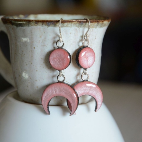 Jasnoróżowe kolczyki wiszące