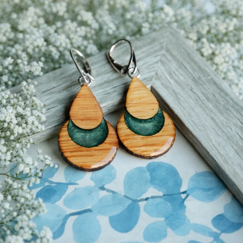 Drewniane kolczyki łezka księżyc z zieloną żywicą