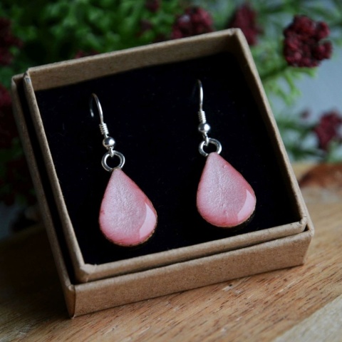 Różowe kolczyki wiszące w kształcie łezki