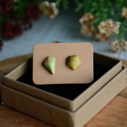 Zielono żółte kolczyki sztyfty nie do pary