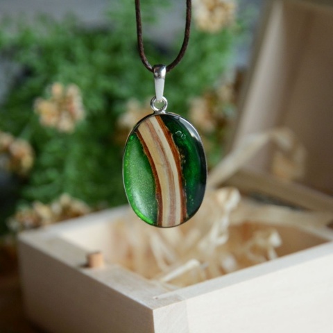 Owalny wisior ręcznie wykonany