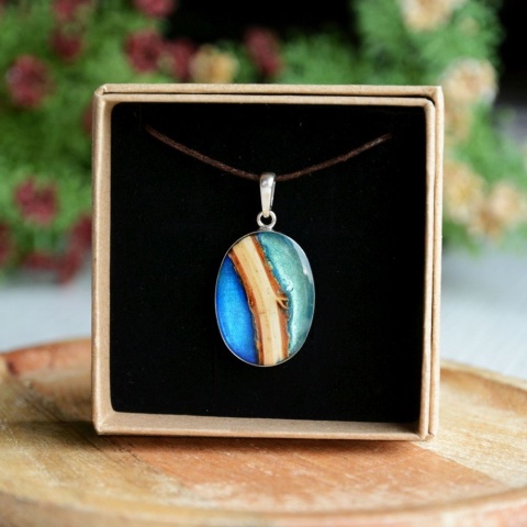 Niebieski owalny wisior z drewna i żywicy