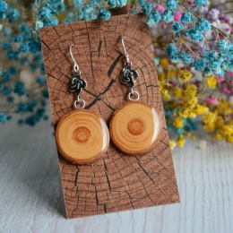 Długie kolczyki wiszące z drewna z różą